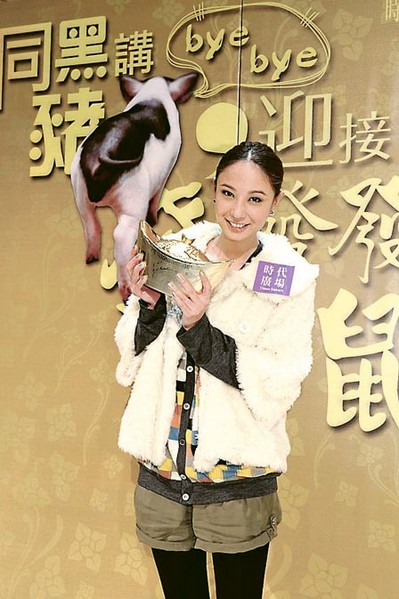 Yumiko Cheng takes a break from exposing herself to expose a pig instead!